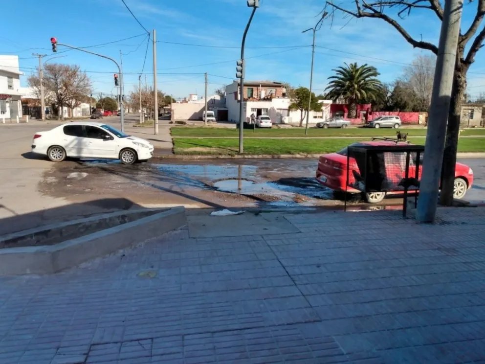 Esquina intransitable, cloacas colapsadas y enormes pozos