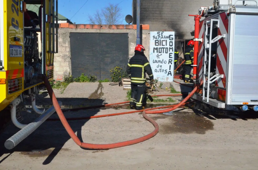 Se prendió fuego una gomería en el barrio Ceferino