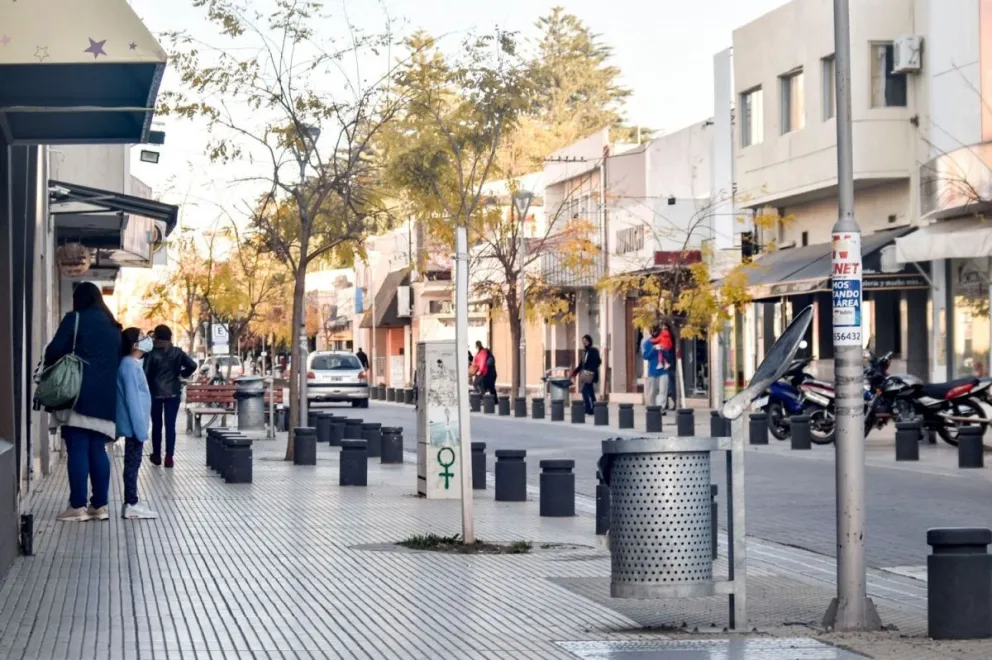 Hubo menos movimiento, pero muchos vecinos circularon sin barbijo