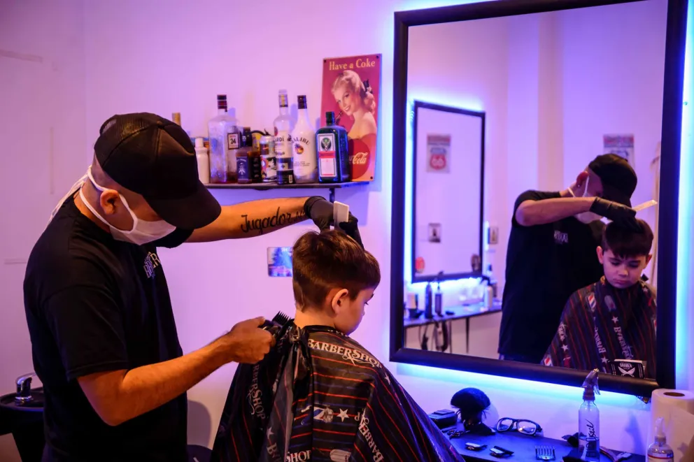 Peluquerias, restós y gimnasios pendientes de seguir con Fase 5