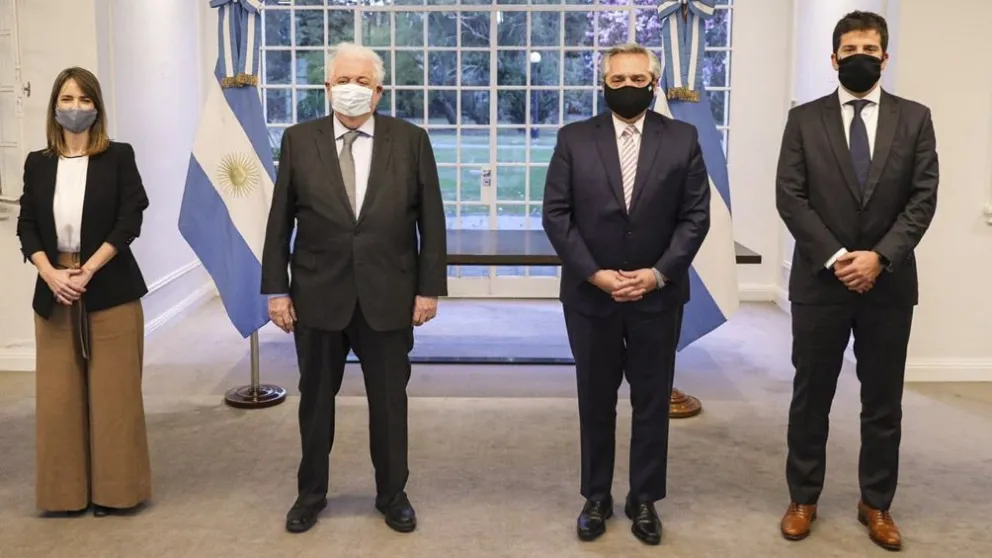 Argentina tendrá la vacuna de Oxford entre 6 y 12 meses antes y costará entre 3 y 4 dólares