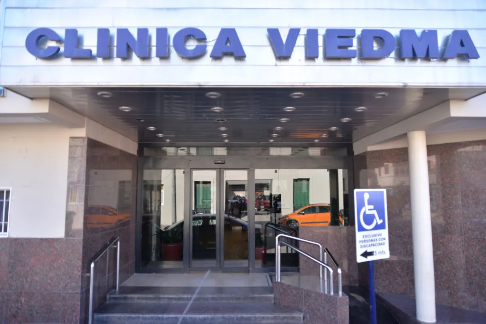 Derivaron a dos conesinos con coronavirus a la Clínica Viedma