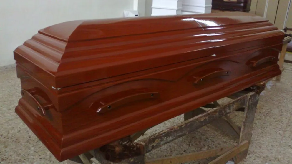 Se le cayó un féretro encima y deberán indemnizarlo