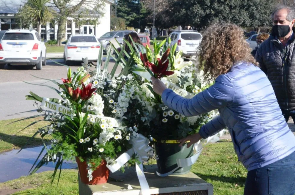 Homenajearon a Foulkes frente al Centro Cultural
