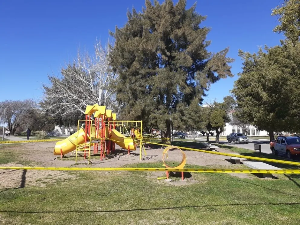 Volvieron a encintar los juegos de los espacios públicos