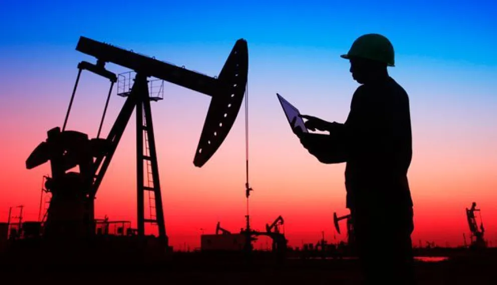 Petroleros amenazan con un paro de 24 horas
