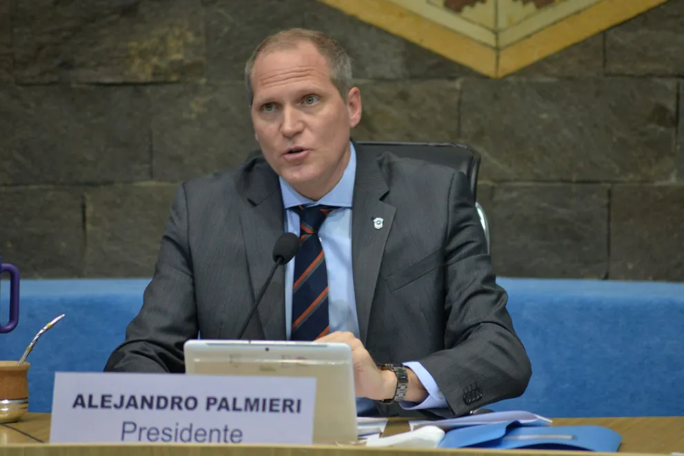 "El sistema sanitario está al límite y hay que bajar la circulación"