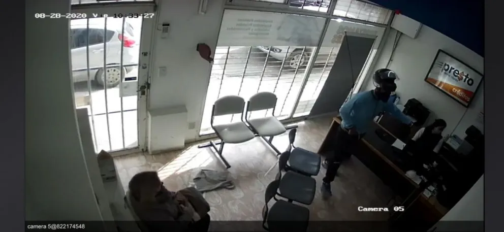Video: Así fue el robo en la financiera de la calle Álvaro Barros