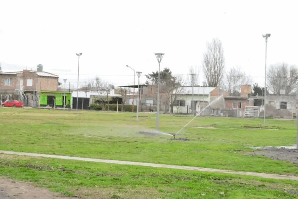 Plazas y parques usarán energía solar para sus luminarias