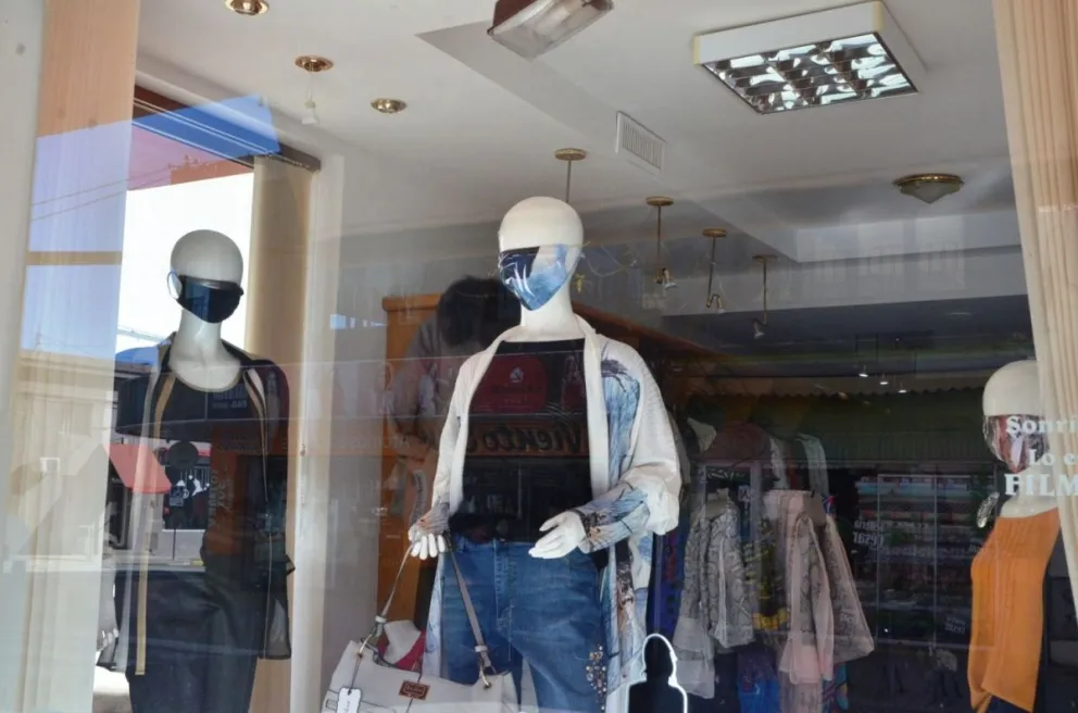 Las vidrieras de los comercios están llenas de exhibiciones de barbijos