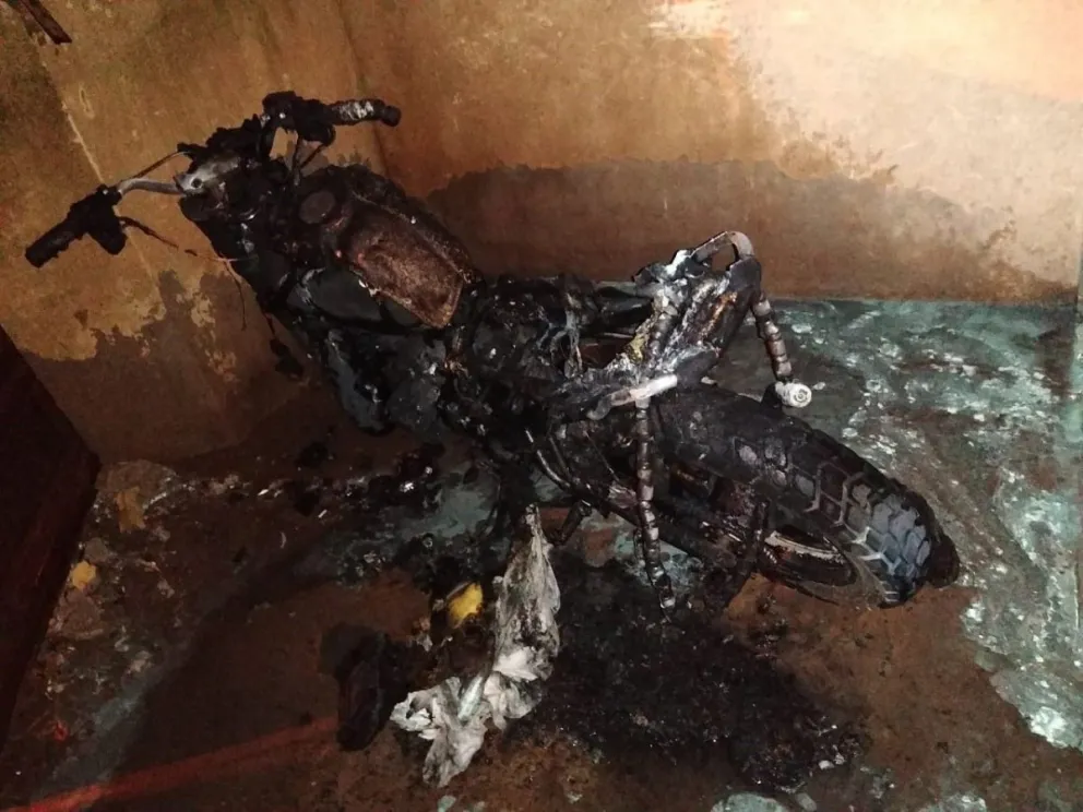 Incendiaron una moto en el barrio Guido