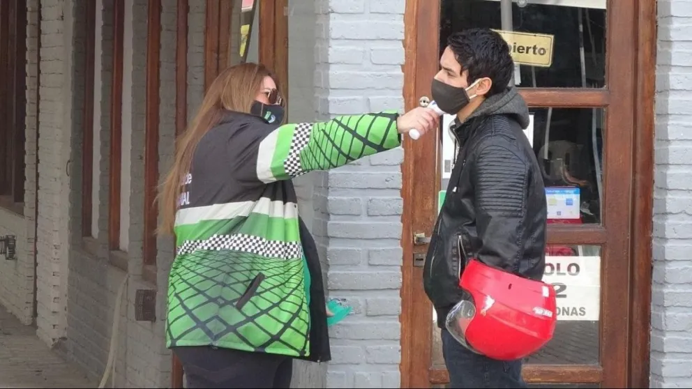 Refuerzan los controles en accesos a barrios, comercios y bancos