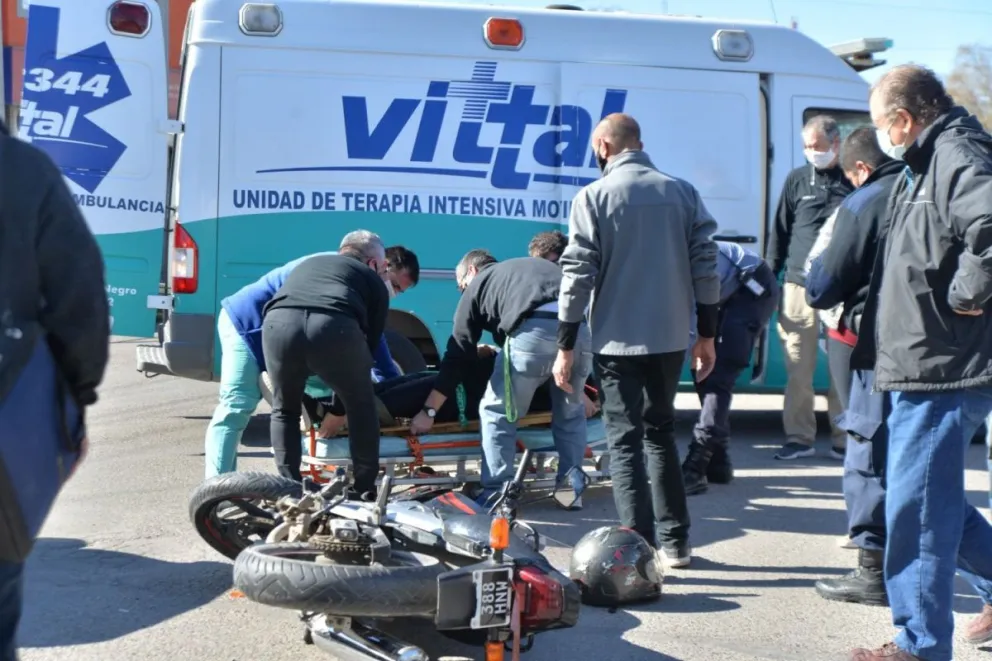 Una motociclista fue embestida por un auto en el centro