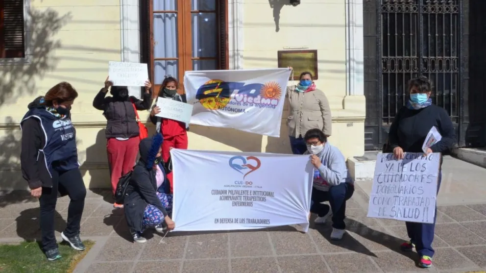 Las y los cuidadores domiciliarios reclaman ser reconocidos por Salud