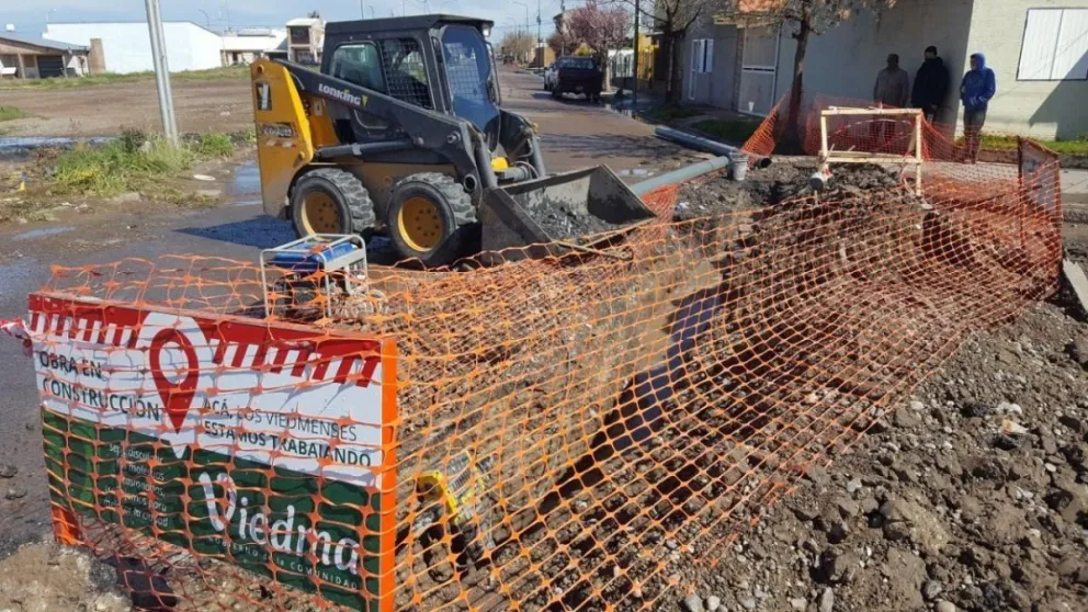 Hallaron una cámara de desagües pluviales tapada bajo el asfalto