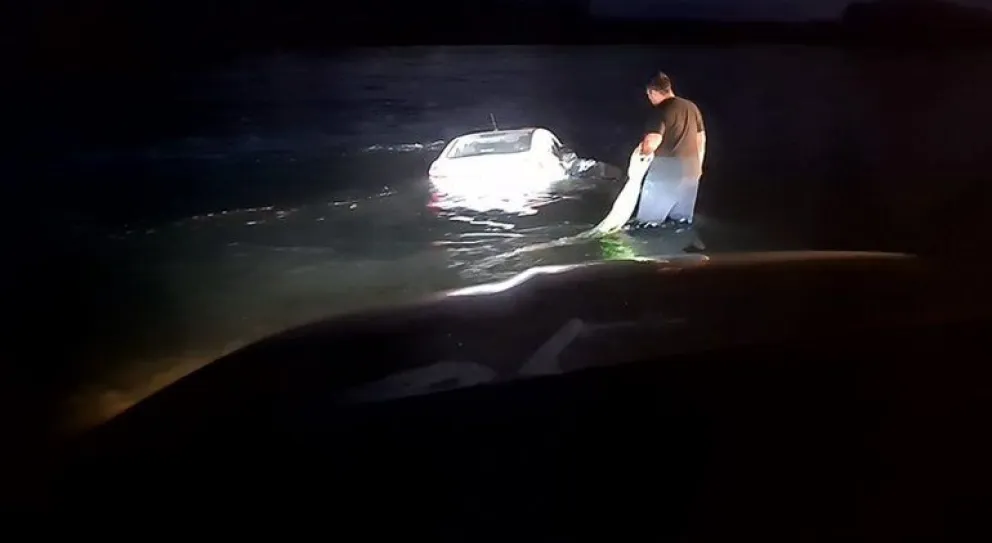 Dramático: una familia se cayó al río Negro con su auto