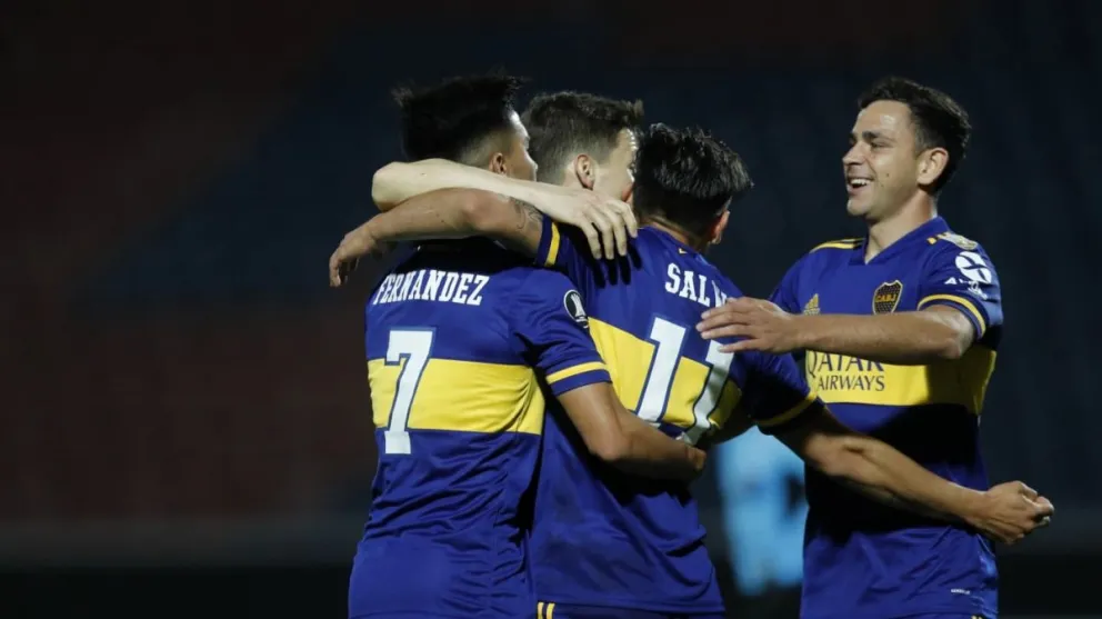 Boca venció a Libertad sin sufrir y llegó a la cima del grupo