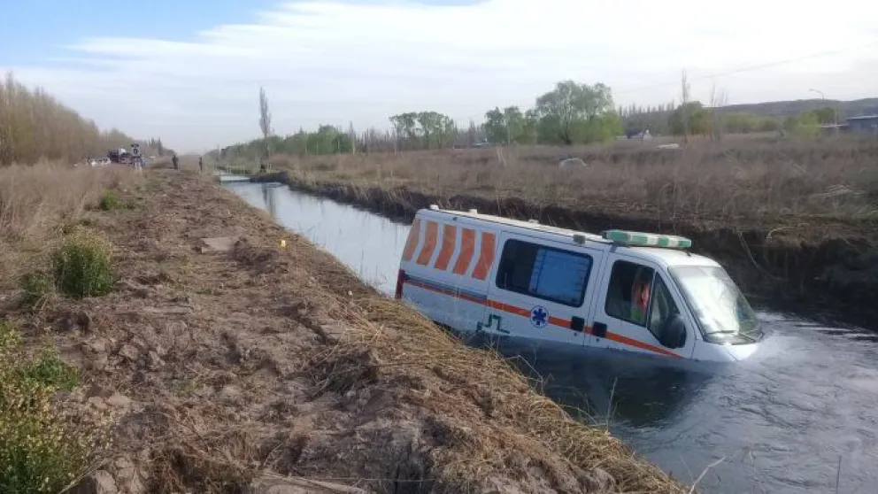 Se cayó a un canal una ambulancia con muestras de coronavirus