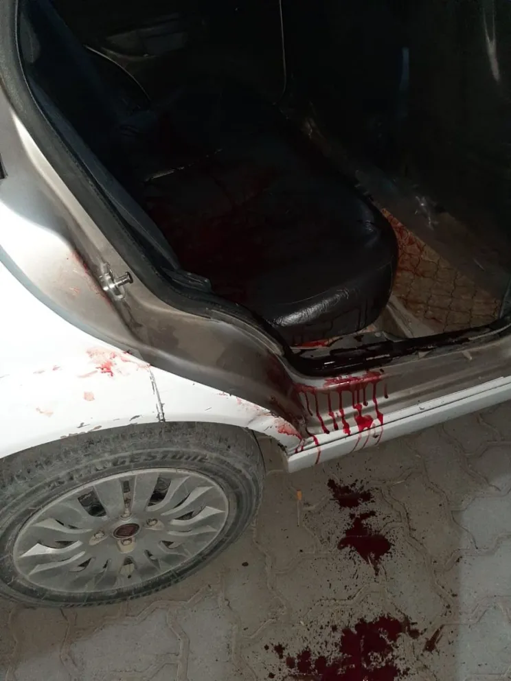 Madrugada salvaje: Lo apuñalaron arriba del taxi