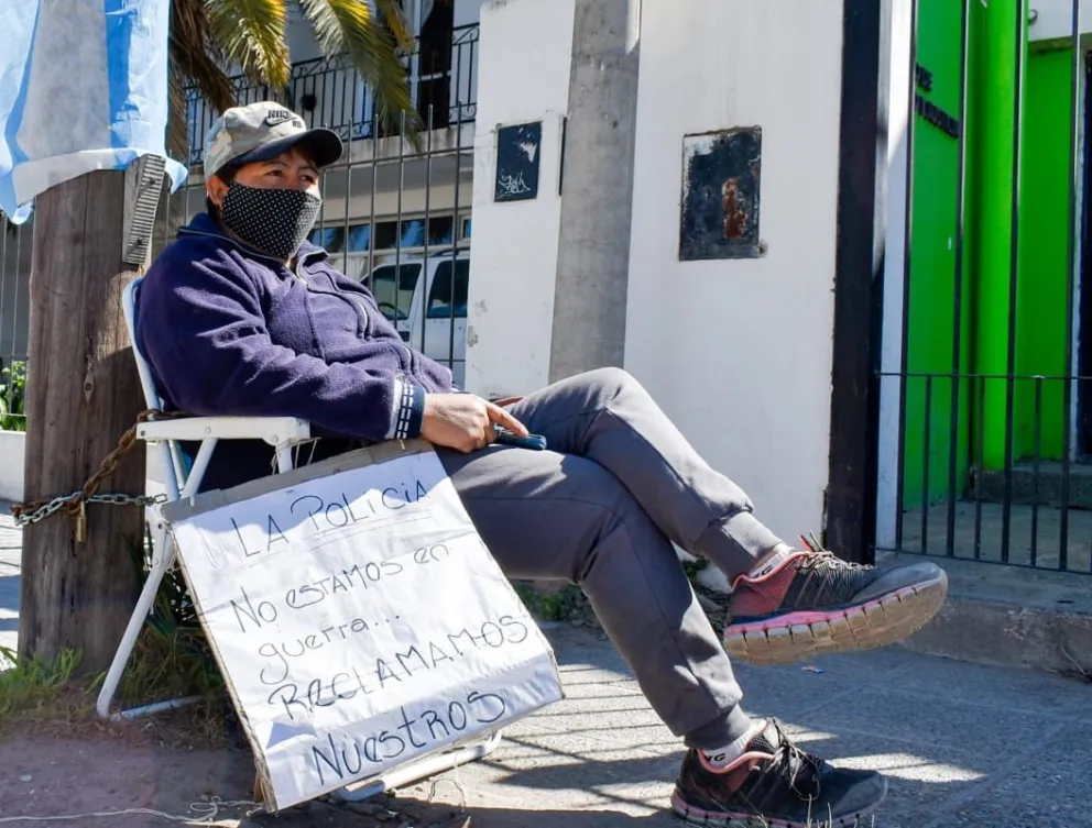 Protesta frente al Ministerio de Seguridad con una mujer encadenada