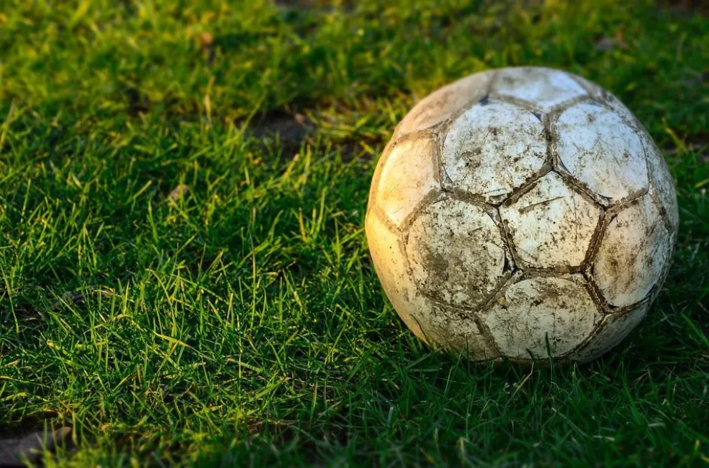 Le rompieron la rodilla tras un planchazo y deberán indemnizarlo