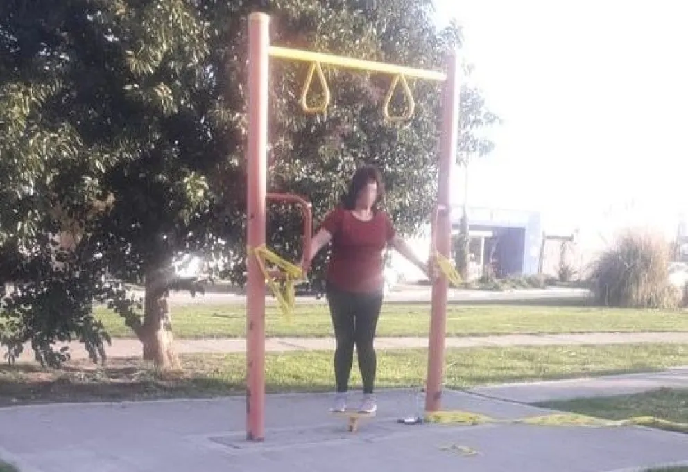 Multaron a una señora por usar un aparato de un gimnasio abierto