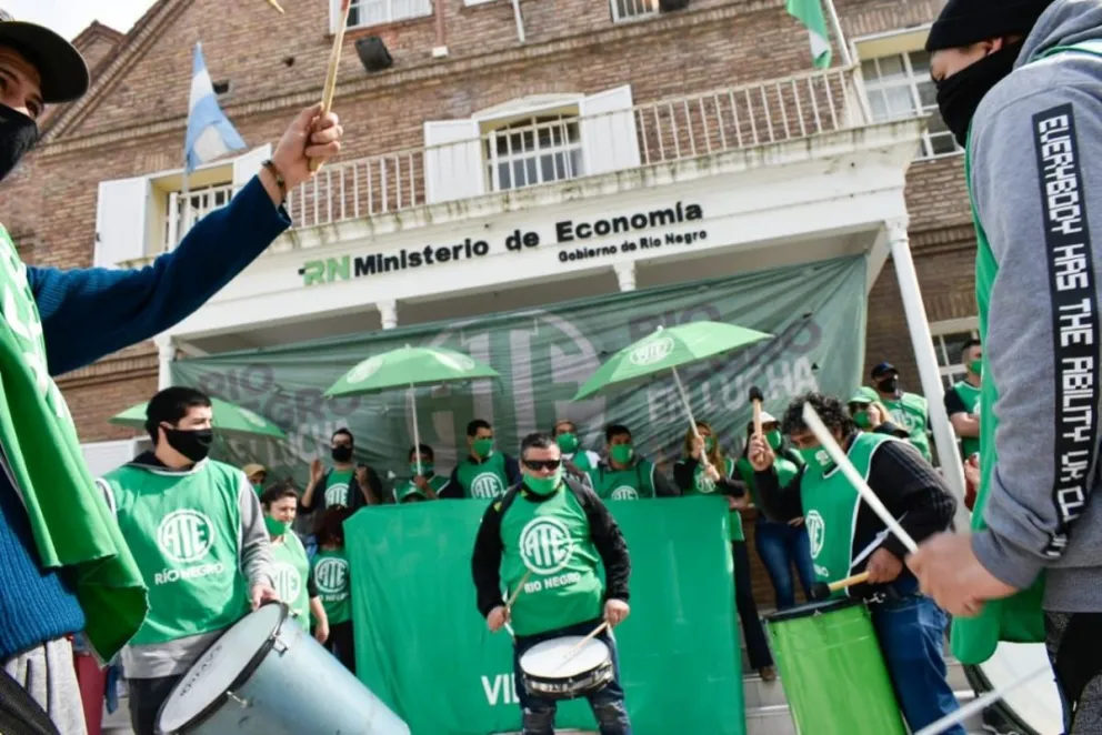ATE y UPCN unidos por el reclamo salarial