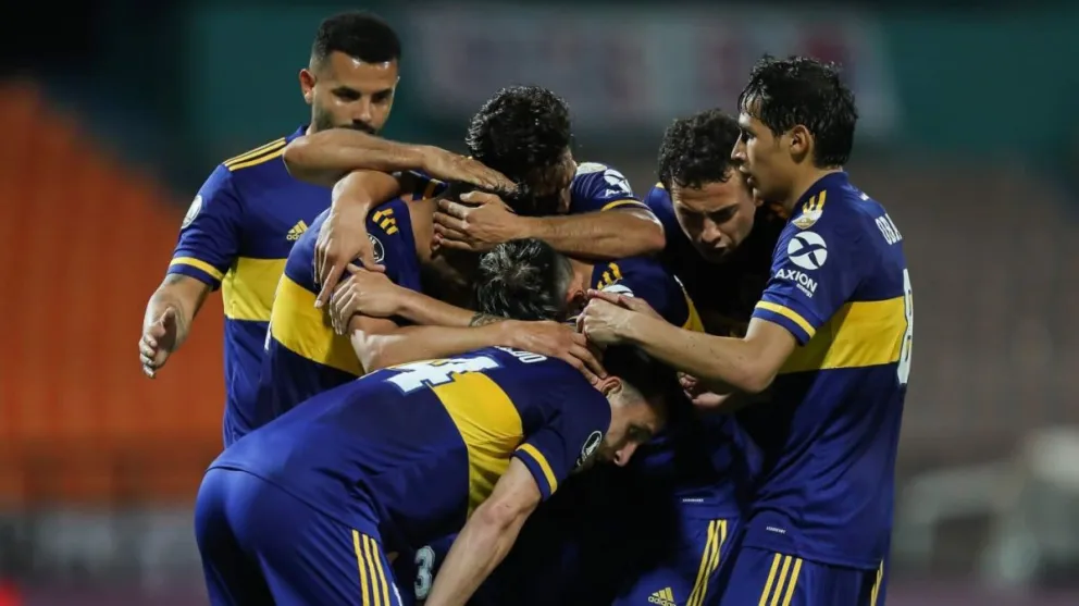 Boca lo ganó en el final y puso un pie en octavos