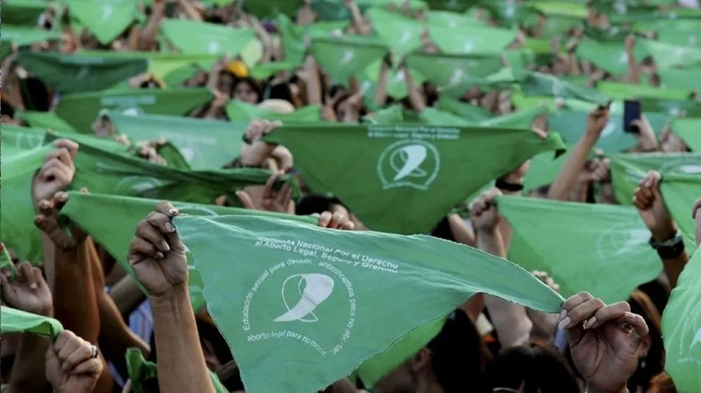 Más de 500 personalidades piden "urgente" la ley de aborto legal mediante una solicitada