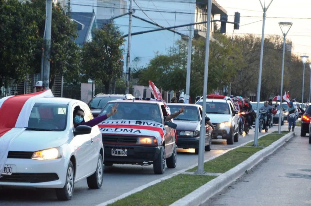 Viedma se vistió de rojo y blanco