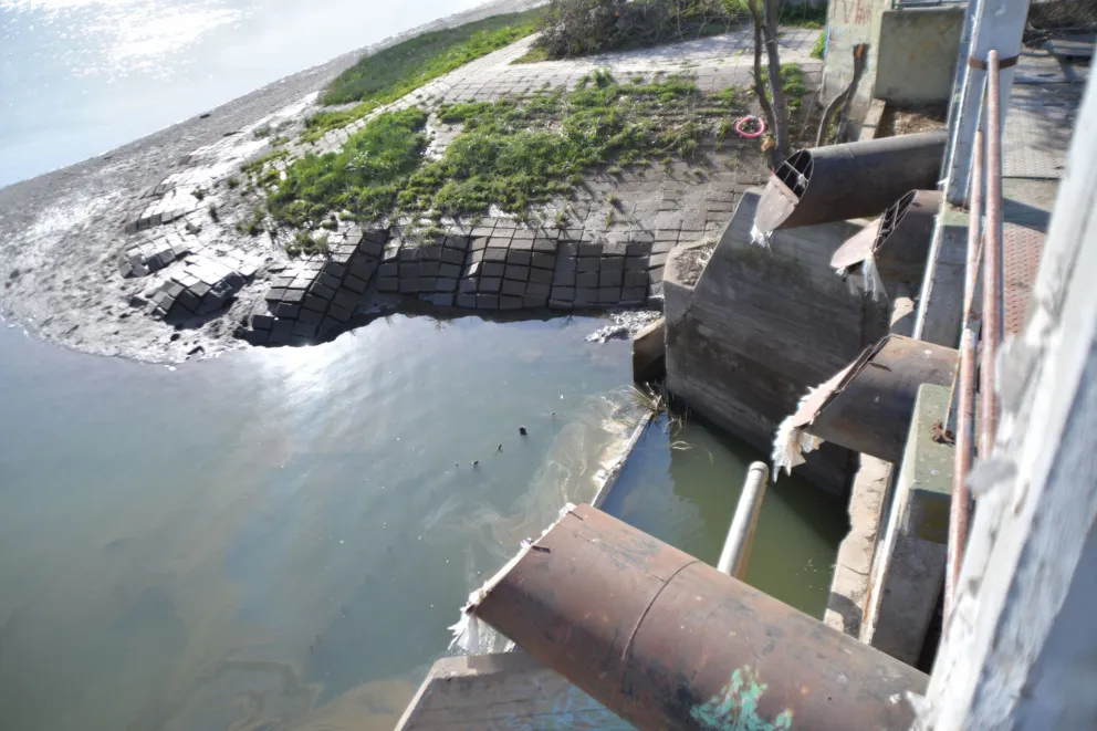 Un canasto gigante evitará que los residuos sólidos lleguen al río cuando llueve