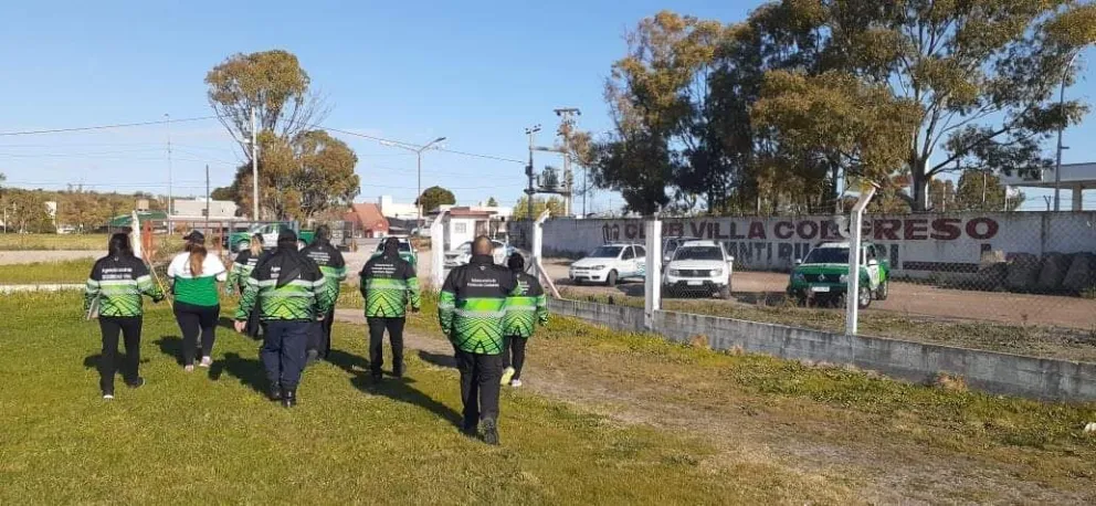 Irrumpieron en la cancha de Villa Congreso por un partido ilegal