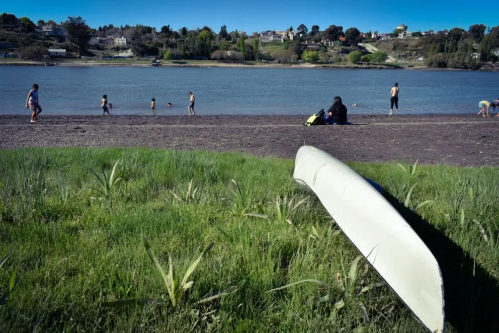 El calor hizo que osados se animen a refrescarse en el río