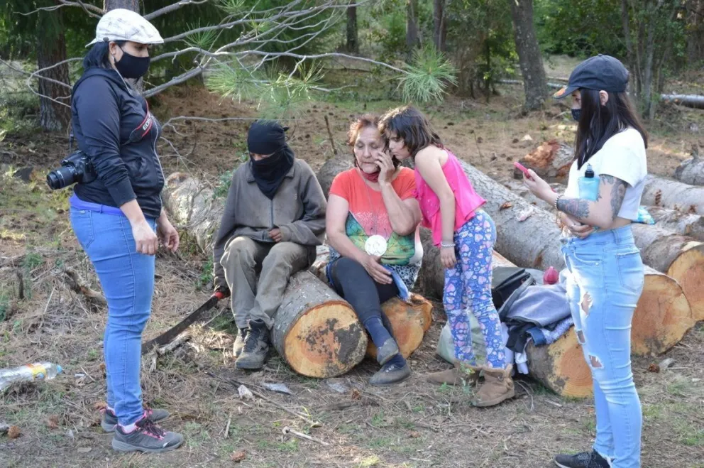 Mapuches ocuparon un campo en El Foyel y la familia propietaria quedó de rehén