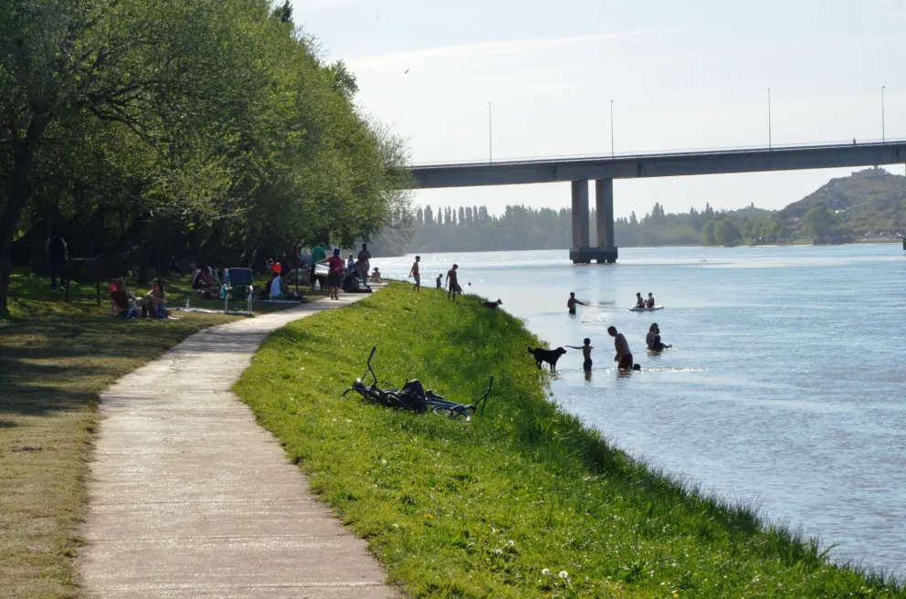 Guardavidas salvó a una niña que se estaba ahogando en la zona del Puente Nuevo