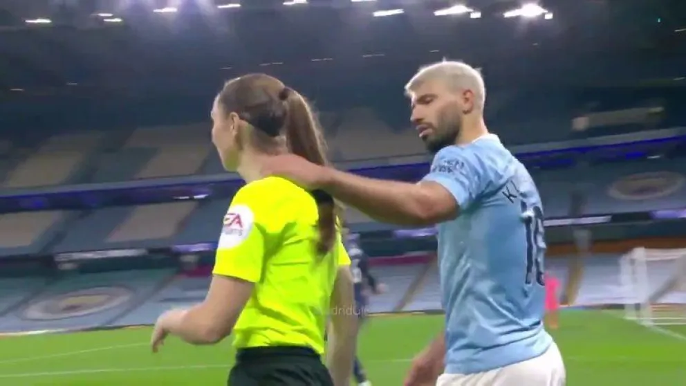 El Kun Agüero tuvo una reacción polémica con una jueza de línea