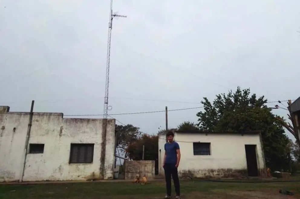 Tuvo que instalar su propia antena en el campo para poder cursar online