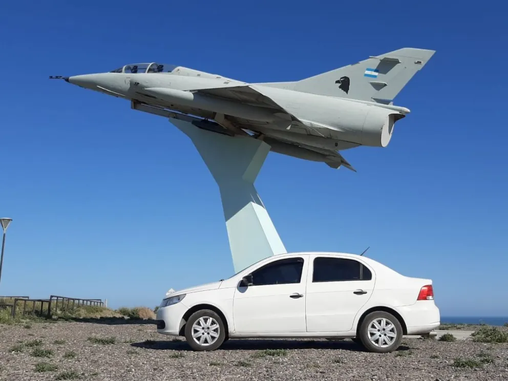 Nueva moda: estacionar los autos debajo del avión del Memorial