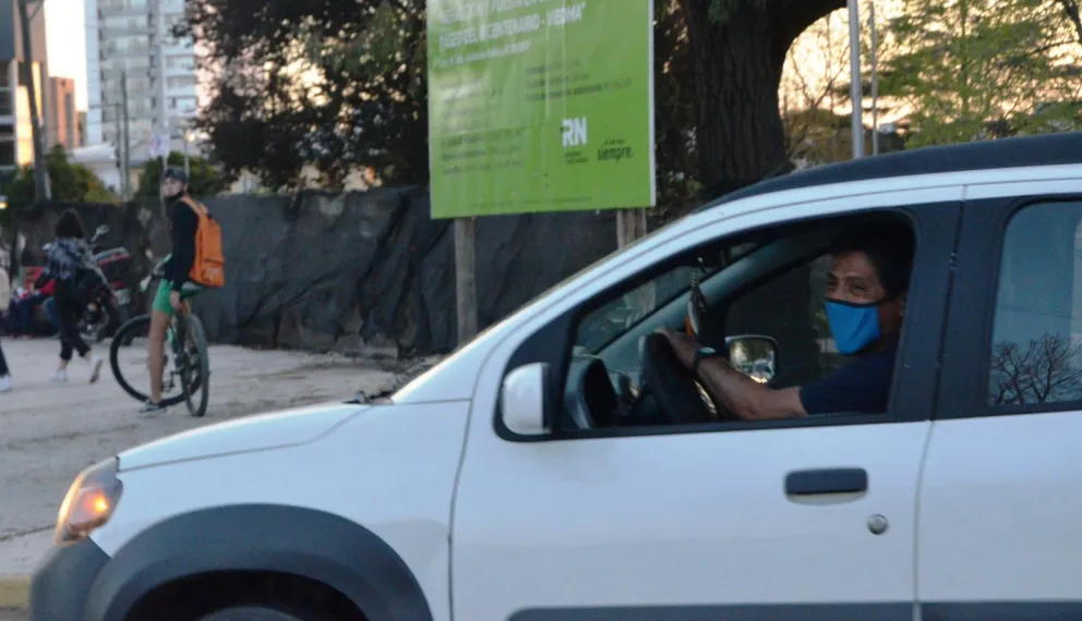 La pregunta del millón: ¿Hay que usar barbijo arriba del auto?