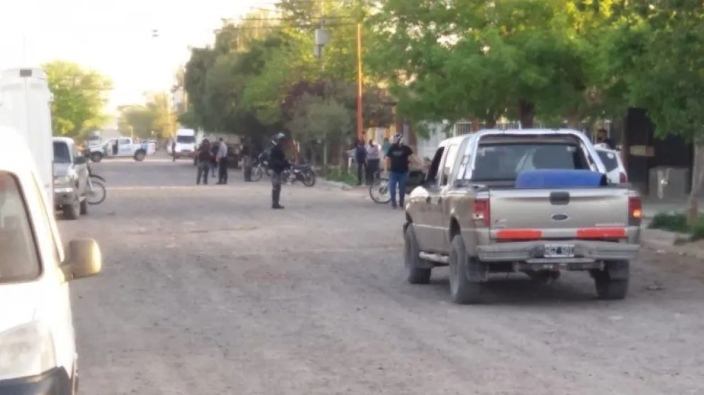 Murió un motociclista al quedar en medio de un enfrentamiento armado