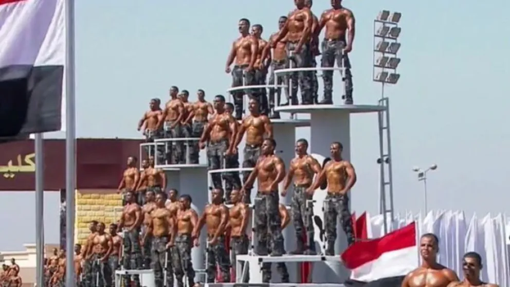 Egipto: llamativo desfile de graduación de policías se vuelve viral