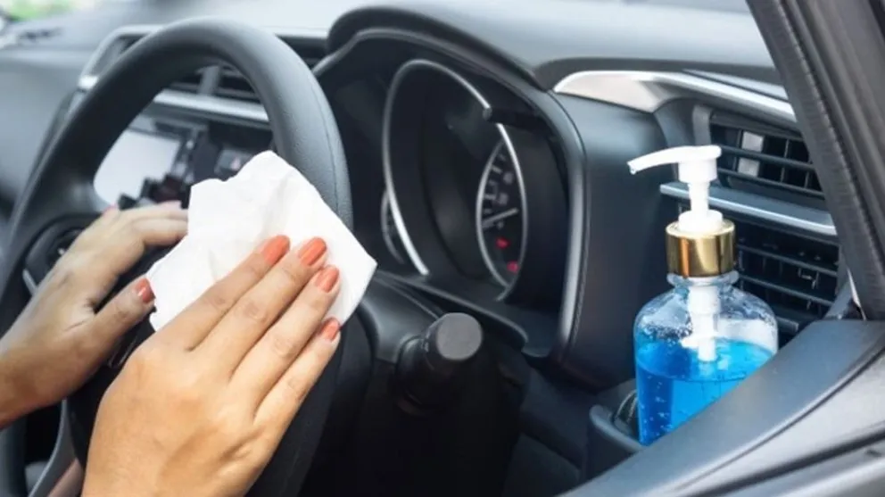 Calor: ¿es peligroso dejar el alcohol en gel o sanitizante dentro del auto?