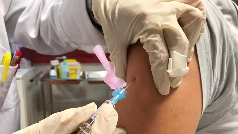 Coronavirus: Reino Unido infectará a voluntarios para probar vacunas