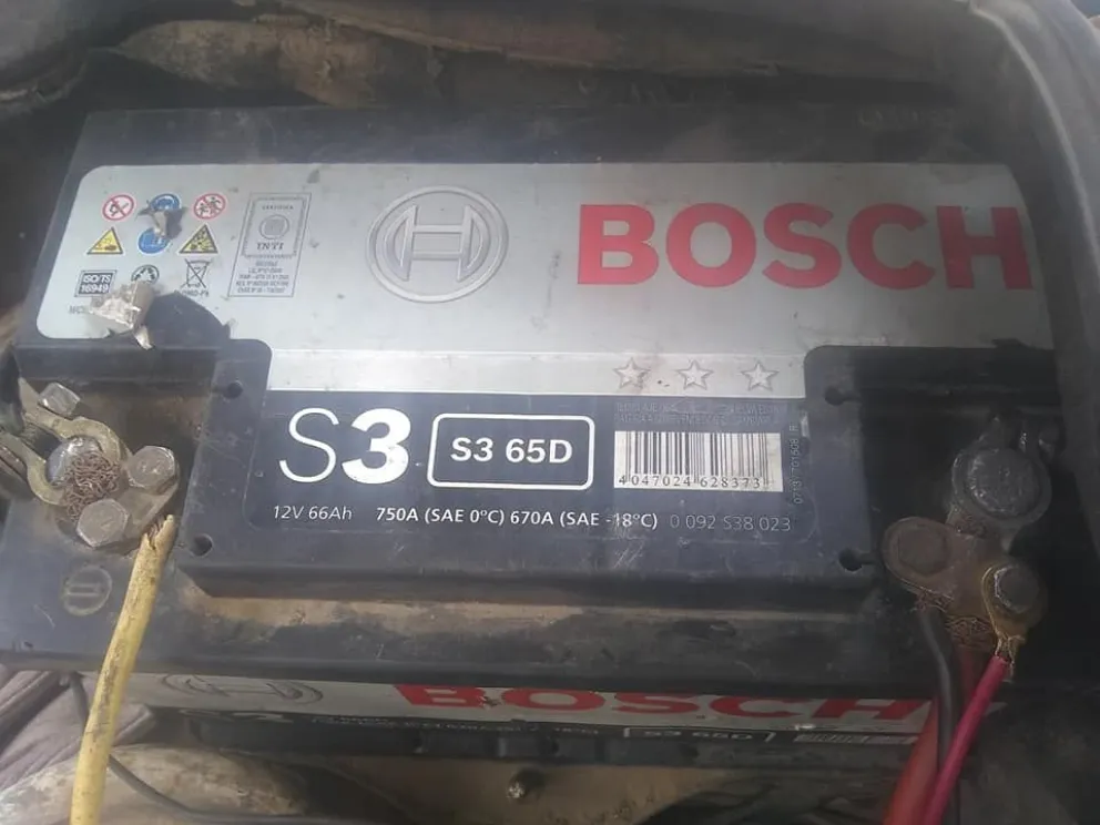 Salió de trabajar del hospital y le robaron la batería del auto