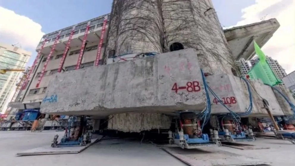 Así trasladaron un edificio de 7.600 toneladas sobre rueditas en China