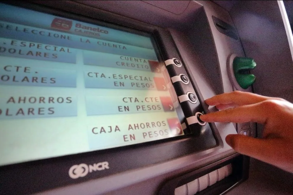 Hoy comenzó a pagarse la recomposición salarial para los estatales