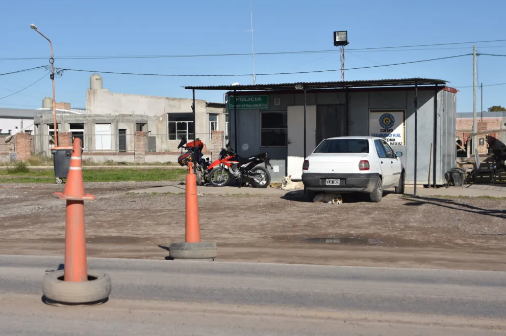 Volcó un auto en la Ruta 1: viajaban dos adultos y tres menores