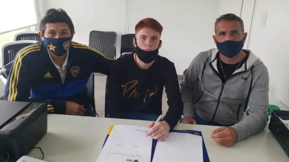 Se aseguró a su joya: un juvenil de Boca firmó su primer contrato con 16 años