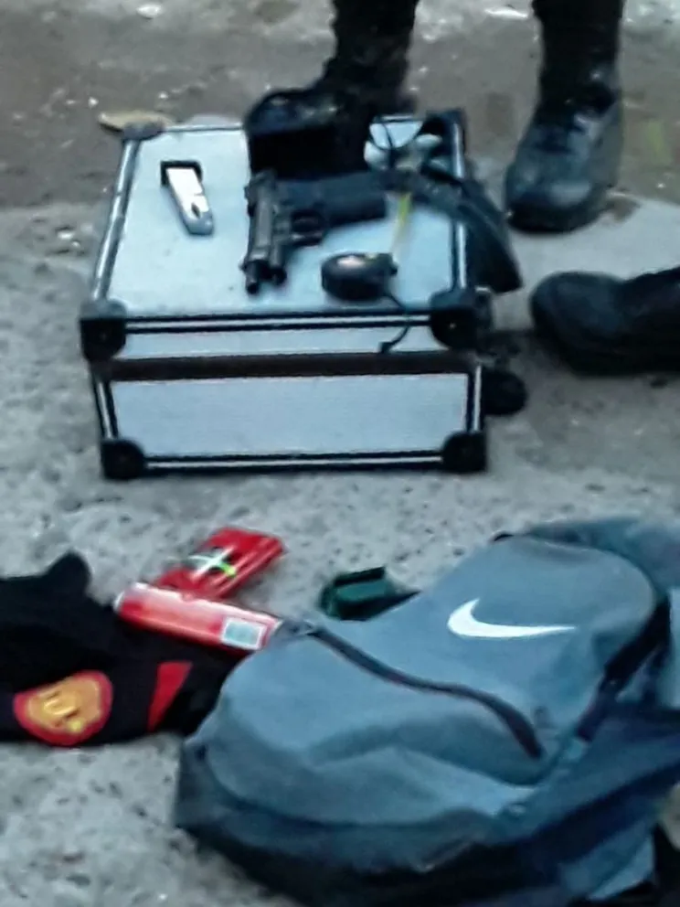 Huía en moto portando un arma de fuego, fue detenido
