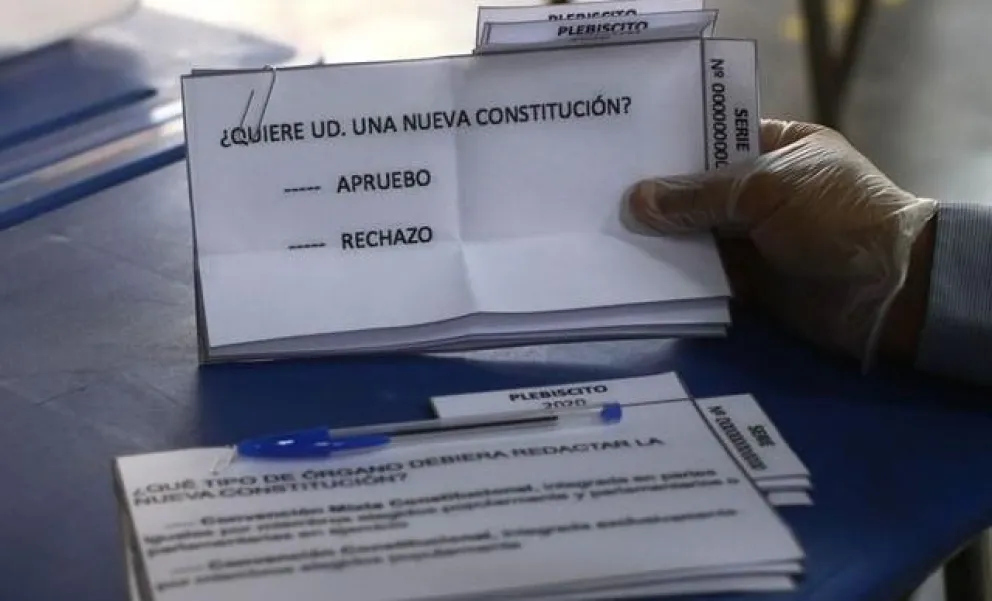 Chile: comenzó la votación para decidir si se cambia la Constitución de Pinochet